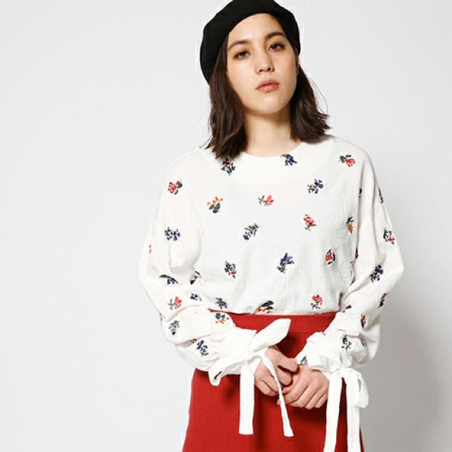 moussy(マウジー)のmoussy FLOWER EMBROIDERY ブラウス マウジー レディースのトップス(シャツ/ブラウス(長袖/七分))の商品写真