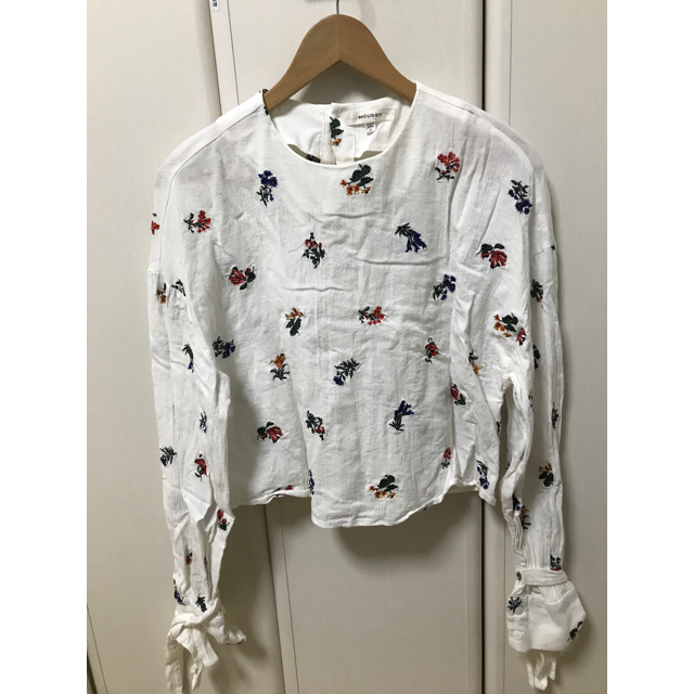 moussy(マウジー)のmoussy FLOWER EMBROIDERY ブラウス マウジー レディースのトップス(シャツ/ブラウス(長袖/七分))の商品写真