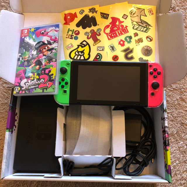 Nintendo Switch(ニンテンドースイッチ)の任天堂 Switch スプラトゥーン 同梱版 + スプラトゥーンケース エンタメ/ホビーのゲームソフト/ゲーム機本体(家庭用ゲーム機本体)の商品写真