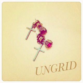 アングリッド(Ungrid)のストーンクロスピアス(ピアス)