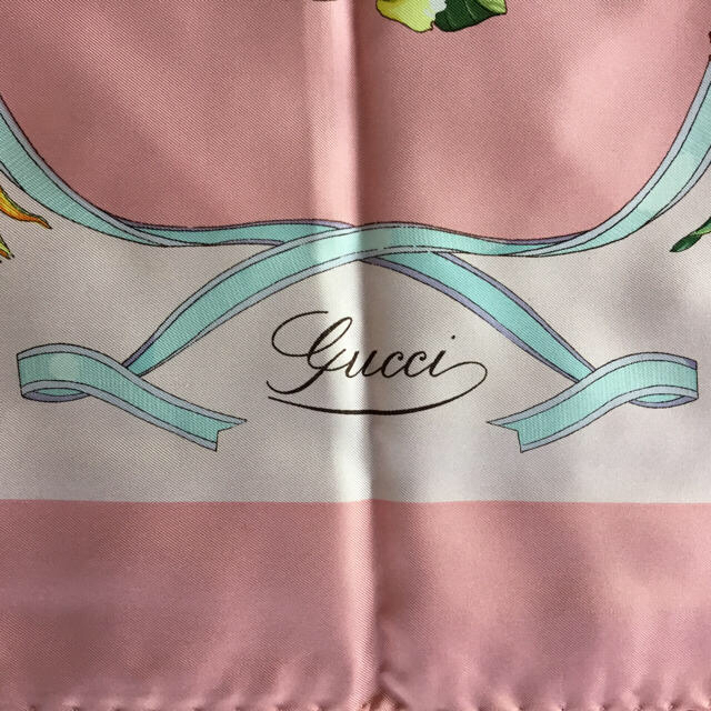 Gucci(グッチ)のGUCCIスカーフ ピンク 花柄 レディースのファッション小物(バンダナ/スカーフ)の商品写真