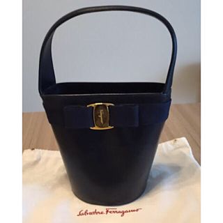 サルヴァトーレフェラガモ(Salvatore Ferragamo)のSalvatore Ferragamo ヴァラ 無地 ハンドバッグ(ハンドバッグ)