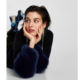 ザラ(ZARA)のzara ファートリム オーバーサイズニット ザラ 新品(ニット/セーター)