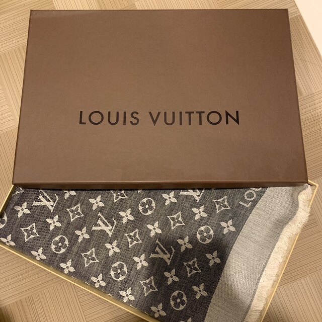 LOUIS VUITTON(ルイヴィトン)のルイヴィトン 未使用ショール・モノグラム ♪デニム♪箱付き レディースのファッション小物(マフラー/ショール)の商品写真