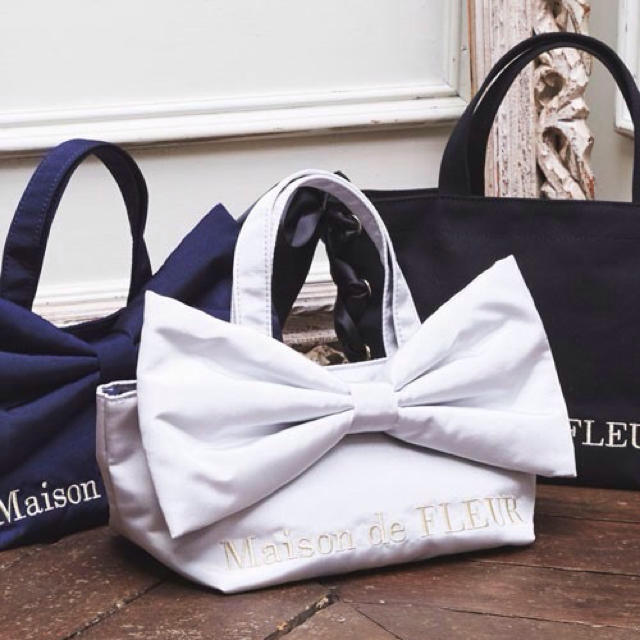 Maison de FLEUR(メゾンドフルール)の❤️完売❤️【メゾンドフルール】  ビッグリボントートバッグ(サックスブルー) レディースのバッグ(トートバッグ)の商品写真
