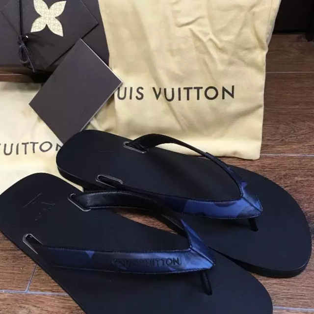 LOUIS VUITTON(ルイヴィトン)のLOUIS VUITTON メンズの靴/シューズ(サンダル)の商品写真