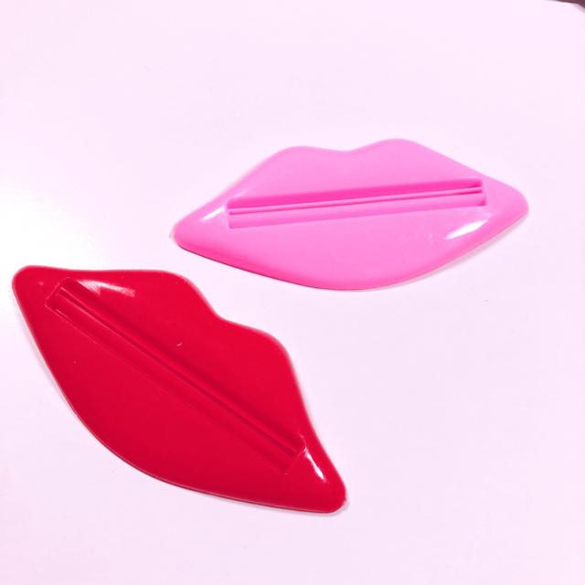 チューブストッパー 2コいり 赤色 ピンク色 送料無料 コスメ/美容のオーラルケア(歯磨き粉)の商品写真