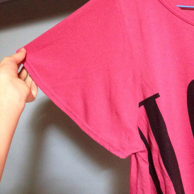 ピンク ロゴ Tシャツ レディースのトップス(Tシャツ(半袖/袖なし))の商品写真