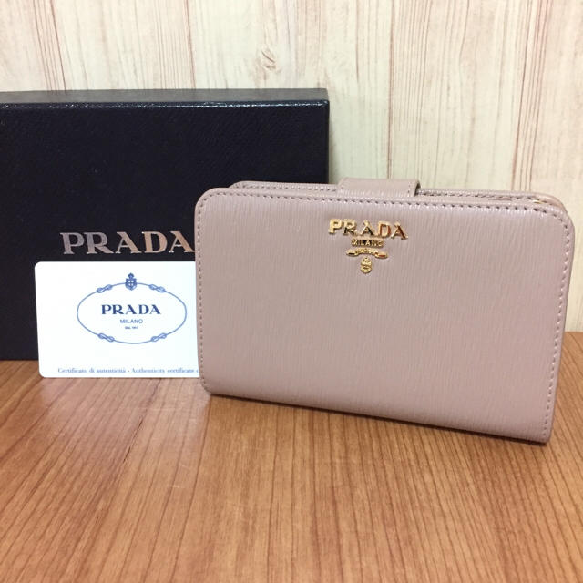 PRADA(プラダ)の再入荷 プラダ 新品 サフィアーノ 折り財布 カメオ 大人気☆なつお様専用 レディースのファッション小物(財布)の商品写真