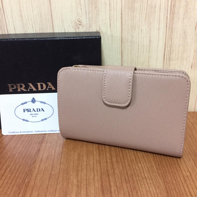 PRADA(プラダ)の再入荷 プラダ 新品 サフィアーノ 折り財布 カメオ 大人気☆なつお様専用 レディースのファッション小物(財布)の商品写真