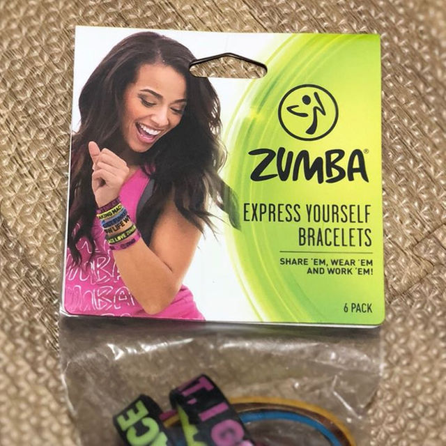 Zumba(ズンバ)のzumba ズンバ  ブレスレット6pk 袋 レディースのファッション小物(その他)の商品写真