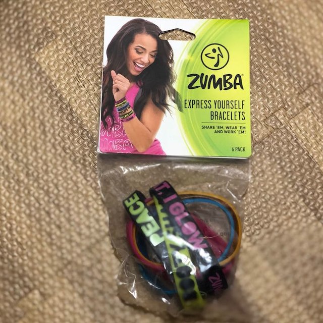 Zumba(ズンバ)のzumba ズンバ  ブレスレット6pk 袋 レディースのファッション小物(その他)の商品写真