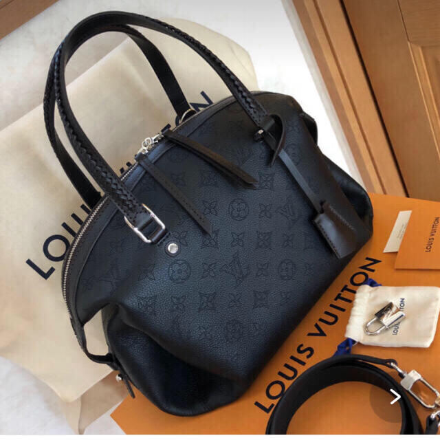 LOUIS VUITTON(ルイヴィトン)の美品 ルイヴィトン マヒナ アステリア ノワール レディースのバッグ(ハンドバッグ)の商品写真