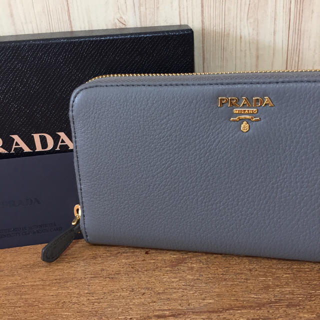 PRADA(プラダ)の新品 新入荷 プラダ グレーラウンド 長財布 ソフトレザー 大人気☆ レディースのファッション小物(財布)の商品写真