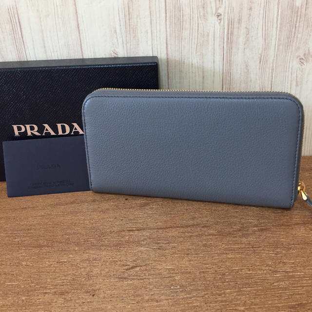 PRADA(プラダ)の新品 新入荷 プラダ グレーラウンド 長財布 ソフトレザー 大人気☆ レディースのファッション小物(財布)の商品写真