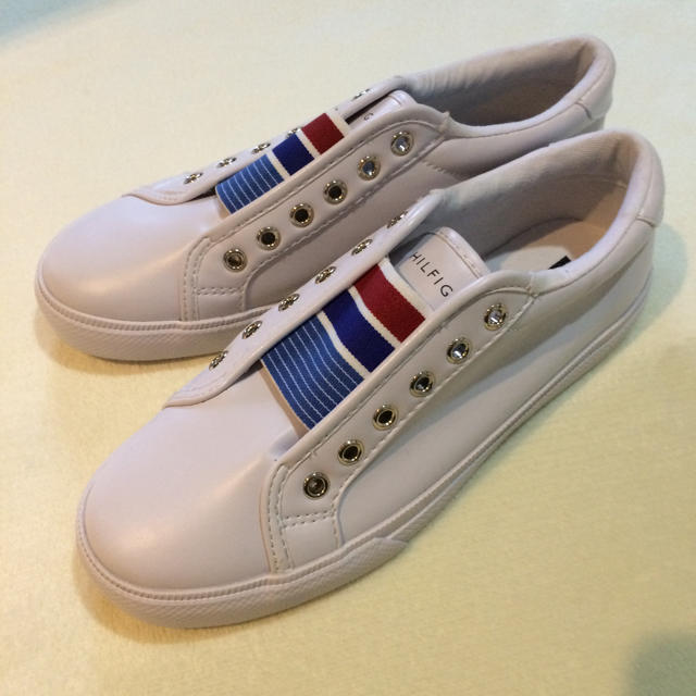 TOMMY HILFIGER(トミーヒルフィガー)の新品未使用 TOMMY HILFIGER スニーカー7 1/2 レディースの靴/シューズ(スニーカー)の商品写真