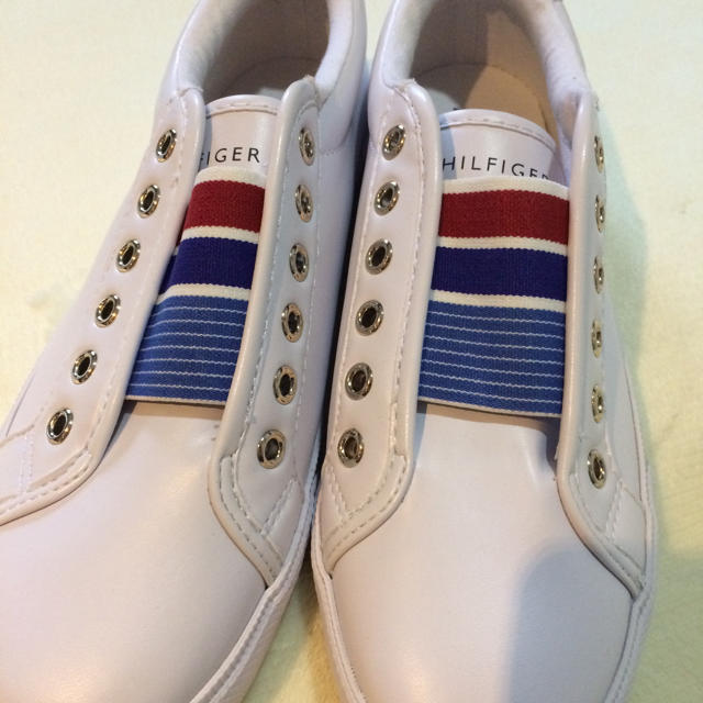 TOMMY HILFIGER(トミーヒルフィガー)の新品未使用 TOMMY HILFIGER スニーカー7 1/2 レディースの靴/シューズ(スニーカー)の商品写真