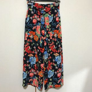 ザラ(ZARA)の美品 ZARA フラワープリント ガウチョパンツ ワイドパンツ(バギーパンツ)