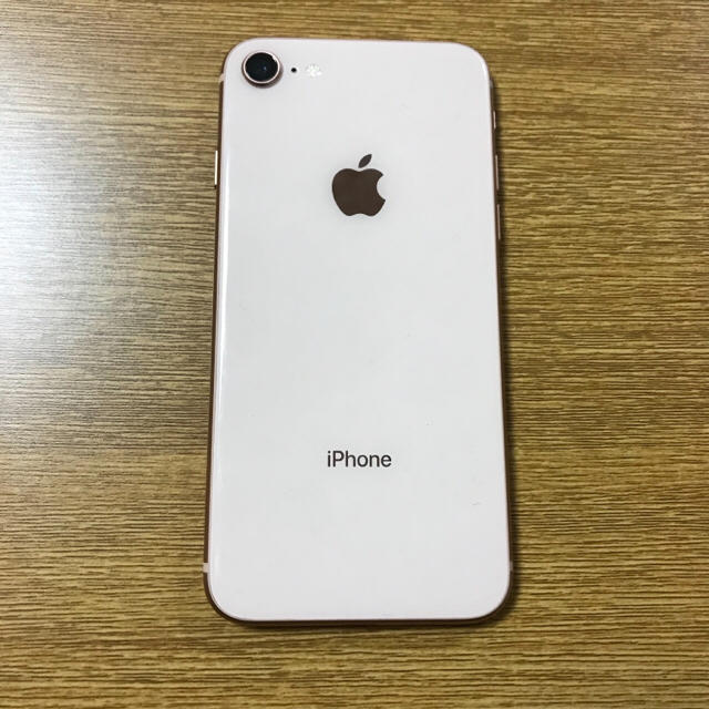 Apple(アップル)のiPhone8 64GB au ゴールド スマホ/家電/カメラのスマートフォン/携帯電話(スマートフォン本体)の商品写真