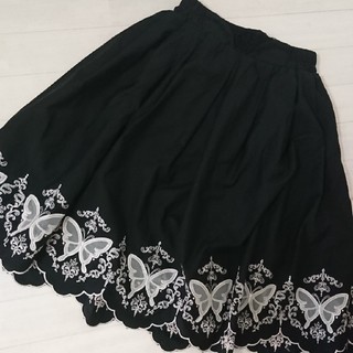 アクシーズファム(axes femme)の蝶柄透かし刺繍スカート 黒(ひざ丈スカート)