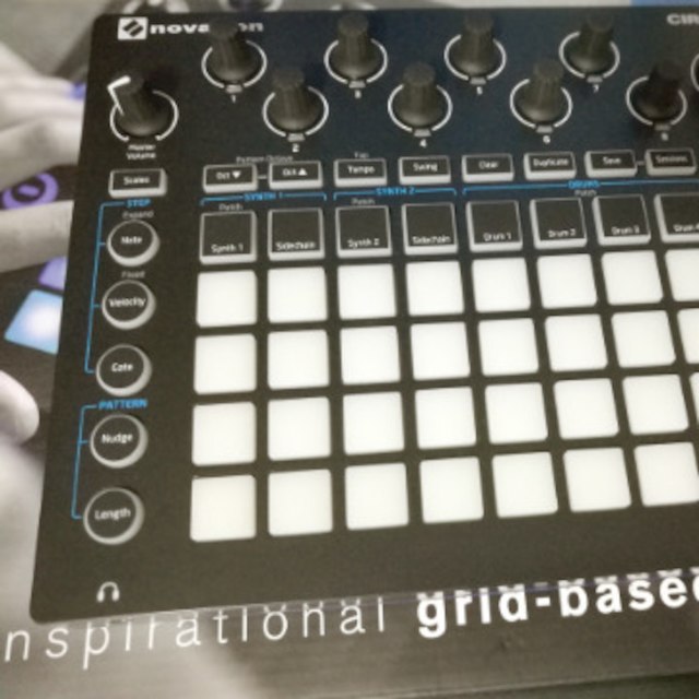 ★☆ NOVATION CIRCUIT グルーヴボックス サンプラー 電池駆動可 楽器のDJ機器(その他)の商品写真