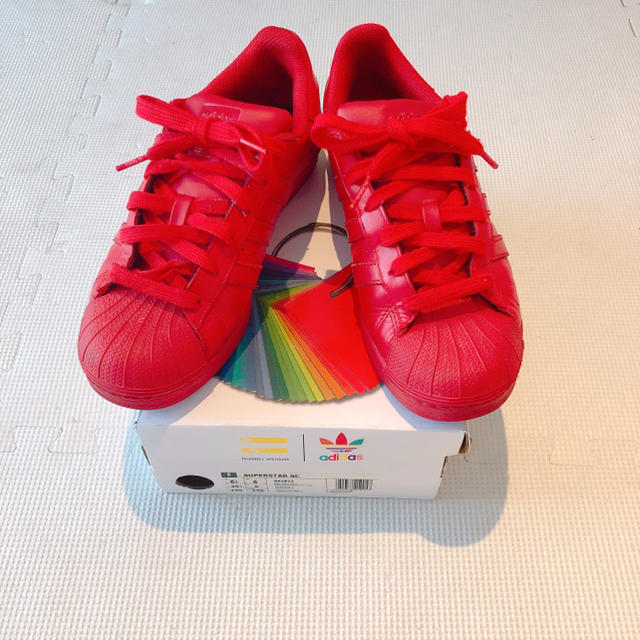 adidas(アディダス)のadidas×pharrell williams superstar 赤24.5 レディースの靴/シューズ(スニーカー)の商品写真
