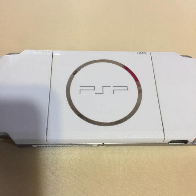 PlayStation Portable(プレイステーションポータブル)のPSP3000 本体 パールホワイト バッテリー無しのジャンク品 エンタメ/ホビーのゲームソフト/ゲーム機本体(携帯用ゲーム機本体)の商品写真