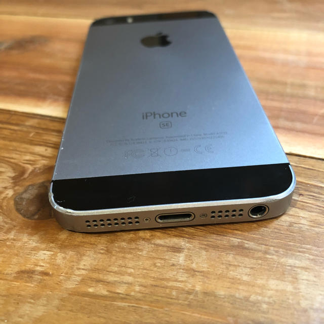 Apple(アップル)のiPhoneSE SIMフリー 64GB スマホ/家電/カメラのスマートフォン/携帯電話(スマートフォン本体)の商品写真