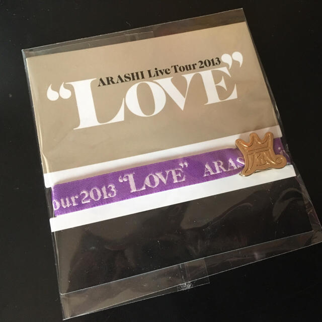 嵐(アラシ)の嵐Live Tour 2013 LOVEリボンブレス紫 エンタメ/ホビーのタレントグッズ(男性タレント)の商品写真