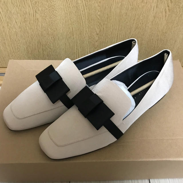 ZARA(ザラ)の【完全新品】ZARAリボン付ローファー41 レディースの靴/シューズ(ハイヒール/パンプス)の商品写真