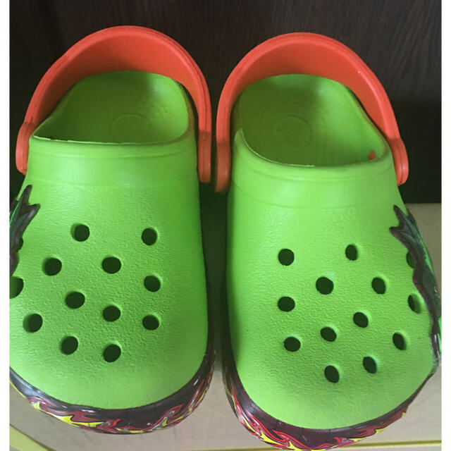 crocs(クロックス)のクロックスライツファイヤードラゴン キッズ/ベビー/マタニティのキッズ靴/シューズ(15cm~)(スリッパ)の商品写真