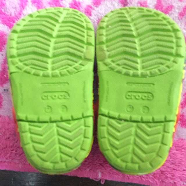 crocs(クロックス)のクロックスライツファイヤードラゴン キッズ/ベビー/マタニティのキッズ靴/シューズ(15cm~)(スリッパ)の商品写真