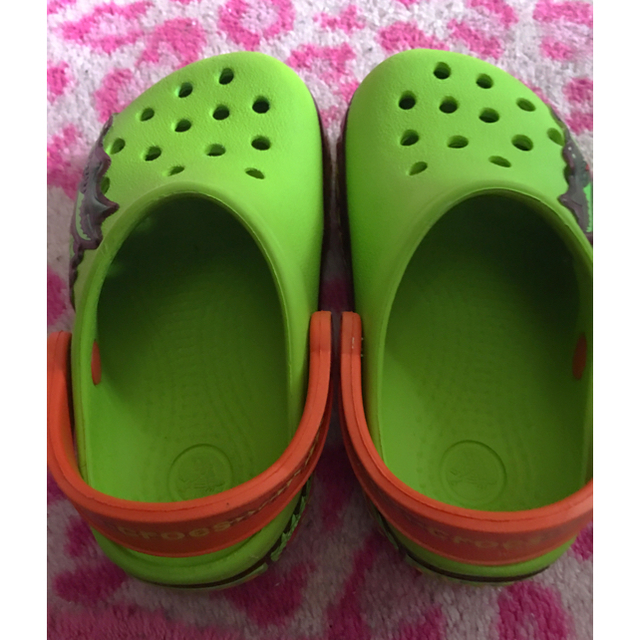 crocs(クロックス)のクロックスライツファイヤードラゴン キッズ/ベビー/マタニティのキッズ靴/シューズ(15cm~)(スリッパ)の商品写真