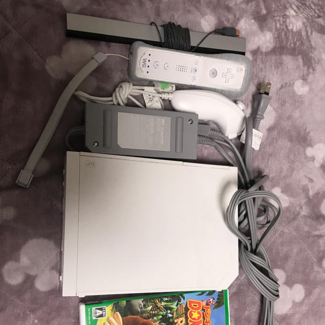 Wii(ウィー)のWii 本体及び写真の付属物＋ドンキーコングリターンズ エンタメ/ホビーのゲームソフト/ゲーム機本体(家庭用ゲーム機本体)の商品写真