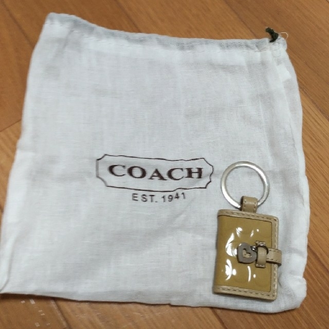 COACH(コーチ)のCOACH コーチ キーホルダー(ベージュ） レディースのファッション小物(キーホルダー)の商品写真