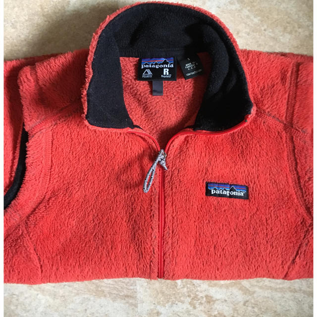 patagonia(パタゴニア)のパタゴニア/patagonia レギュレーター ベストフリース オレンジカラー メンズのトップス(ベスト)の商品写真