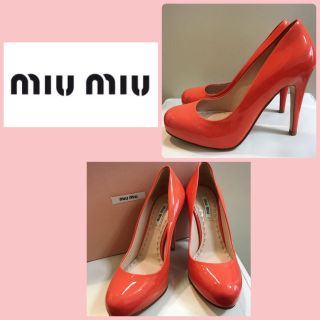 ミュウミュウ(miumiu)の美品♡ミュウミュウ♡ピンクオレンジ エナメル パンプス♡(ハイヒール/パンプス)