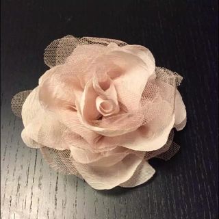 【美品】コサージュ ピンク 花 ヘッドアクセサリー ブローチ(ブローチ/コサージュ)