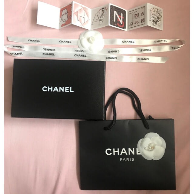 CHANEL(シャネル)のCHANEL 箱 袋 リボン カメリア×2 説明書 レディースのバッグ(ショップ袋)の商品写真