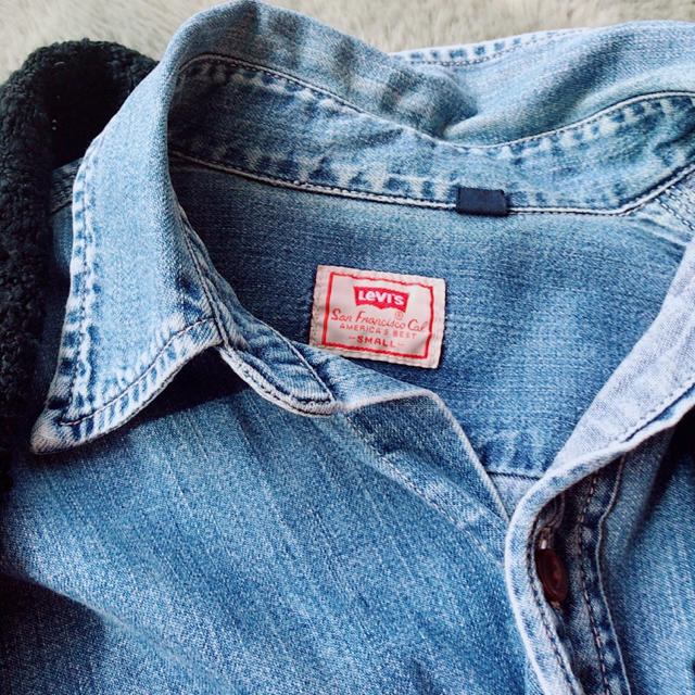 Levi's(リーバイス)のデニムシャツと黒カーディガンの春セット レディースのトップス(カーディガン)の商品写真