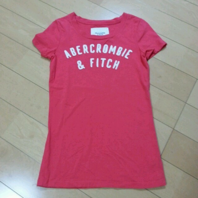 Abercrombie&Fitch(アバクロンビーアンドフィッチ)のアバクロピンクTシャツ レディースのトップス(Tシャツ(半袖/袖なし))の商品写真