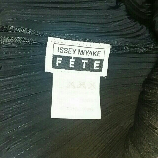 ISSEY MIYAKE(イッセイミヤケ)のイッセイ ミヤケの少し生地のしっかりした黒の ノｰスリーブワンピース レディースのワンピース(ロングワンピース/マキシワンピース)の商品写真