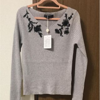 ジャスグリッティー(JUSGLITTY)のジャスグリッティー  新品タグ付き ビーズ刺繍プルオーバー ニット ライトグレー(ニット/セーター)