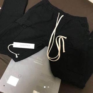 フィアオブゴッド(FEAR OF GOD)のFOG ESSENTIALS CARGO PANTR(ワークパンツ/カーゴパンツ)