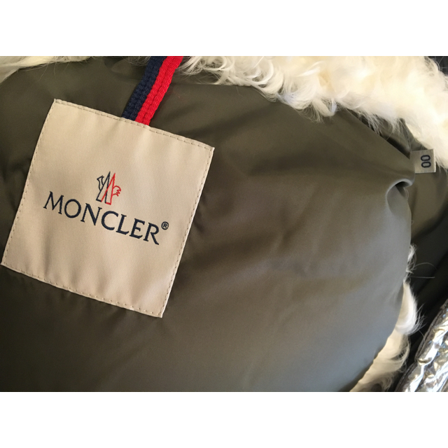 MONCLER(モンクレール)の新品未使用✩MONCLER✩シルバーダウンベスト✩サイズ00 レディースのジャケット/アウター(ダウンベスト)の商品写真