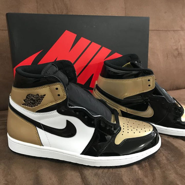 NIKE(ナイキ)のNIKE AIR JORDAN 1 GOLD TOE US 10.5 メンズの靴/シューズ(スニーカー)の商品写真