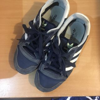 アディダス(adidas)のスニーカー(スニーカー)