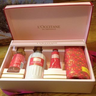 ロクシタン(L'OCCITANE)のロクシタン ローズベルベットキット 限定品  新品 定価6156円(乳液/ミルク)