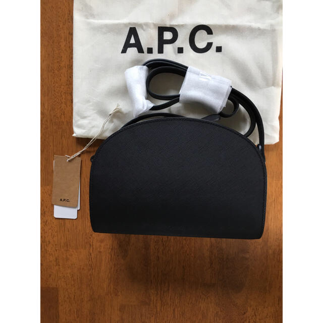 A.P.C(アーペーセー)の【新品】A.P.Cハーフムーン エンボス 黒 レディースのバッグ(ショルダーバッグ)の商品写真