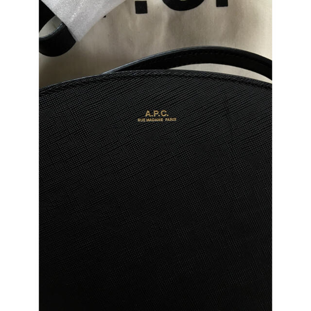 A.P.C(アーペーセー)の【新品】A.P.Cハーフムーン エンボス 黒 レディースのバッグ(ショルダーバッグ)の商品写真